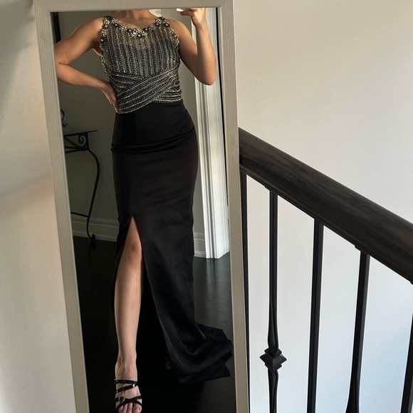 Elegant dress - Picture 2 of 7